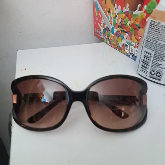 Vera Bradley Sunglasses - Picture 2 of 5